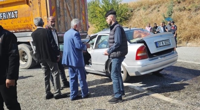 Kahta’da otomobil iş kamyonunun altına girdi: 2’si ağır 3 yaralı