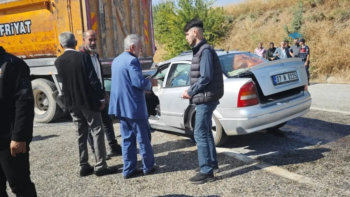 Kahta’da otomobil iş kamyonunun altına girdi: 2’si ağır 3 yaralı