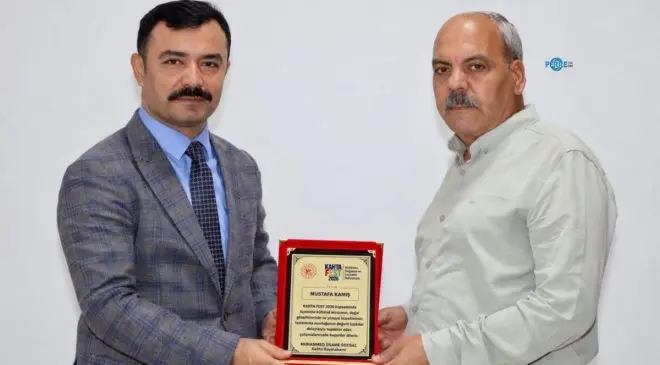 Kaymakam Soysal’dan Gazete Kahta İmtiyaz Sahibi Mustafa Kamış’a teşekkür plaketi