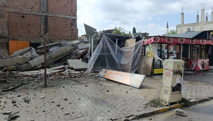 Yıkım sırasında düşen molozlar iş yerine zarar verdi  – Videolu Haber